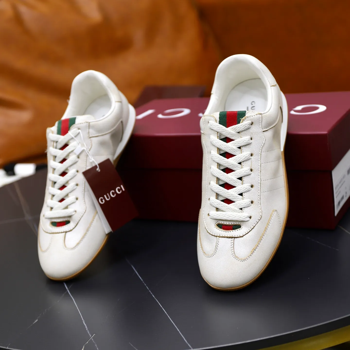 Ex-factory price: 580💰💰Gucci Shift series couple's sports shoes ❗❗ The Gucci Shift series is newly launched, with a lightweight design that reinterprets sports style. The neat silhouette adds a sense of freedom and exudes sophistication when moving. The webbing detail runs like an endless ribbon throughout the design, and the side seam details add a finishing touch. ❗Original development ❗Washed effect cowhide upper ❗Two-color Tpu outsole ❗Size: Female 35-41 Male 39-45